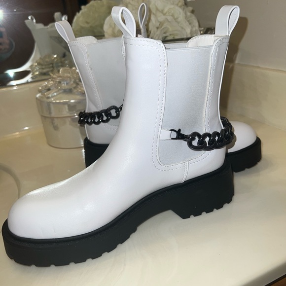 Never Worn - Confident Stride Chelsea Boots with Chain - Picture 5 of 8